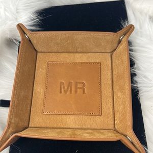 Clava Snap Leather Valet Tray  8"L x 8"W x 1"H hold keys, jewelry & coins